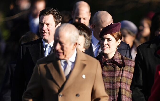 König Charles (Mitte) mit seiner Nichte Prinzessin Eugenie und deren Mann Jack Brooksbank. (Archivbild)