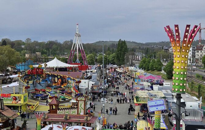 Graue Wolken über dem Stuttgarter Frühlingsfest. Wann sollte man den Schirm besser mitnehmen? (Symbolfoto)
