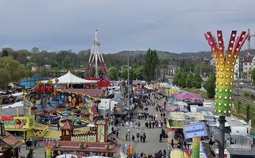 Graue Wolken über dem Stuttgarter Frühlingsfest. Wann sollte man den Schirm besser mitnehmen? (Symbolfoto)