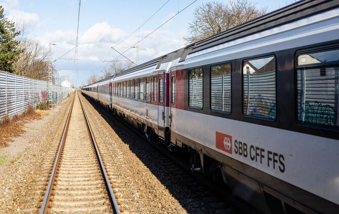 Die Bahnmitarbeiter schlossen das Paar von der Weiterfahrt Richtung Basel aus. (Symbolbild)