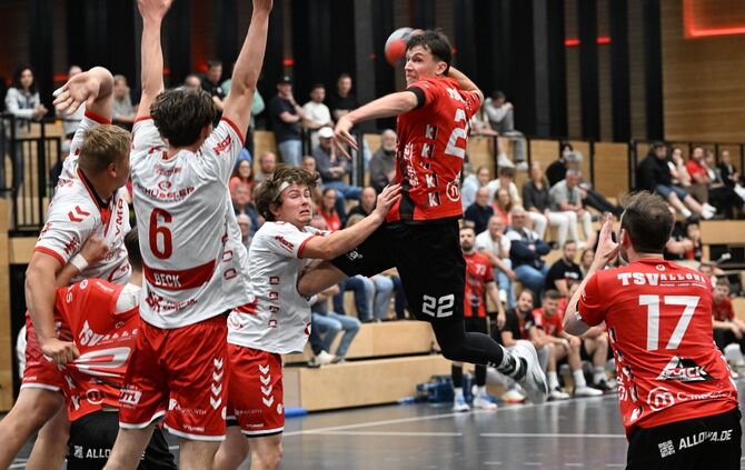 Ben Stettner (mit Ball, rechts Fabian Gross) und der TSV Alfdorf/Lorch/Waldhausen blieben auch im letzten Saisonspiel gegen die