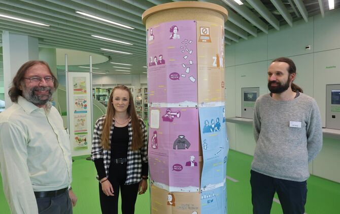 Ausstellung zur Meinungsfreiheit in der Stadtbücherei Waiblingen: Uli Heim, Zoe Heß und Marcel Haug (v.l.n.r.) haben sie organis