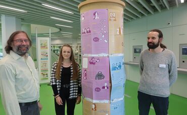 Ausstellung zur Meinungsfreiheit in der Stadtbücherei Waiblingen: Uli Heim, Zoe Heß und Marcel Haug (v.l.n.r.) haben sie organis