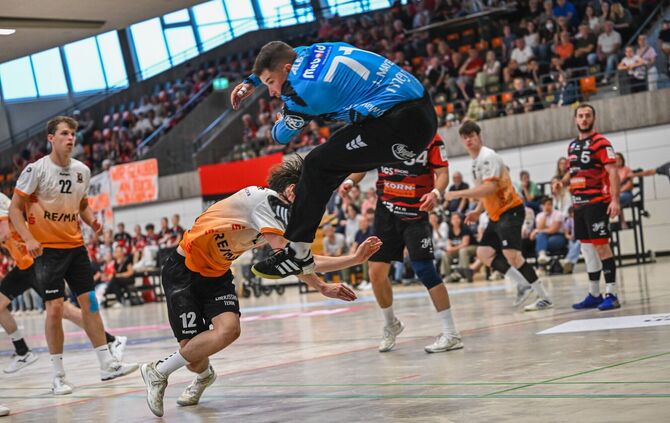 Dominik Burgi (links Lion Haase), hier gegen den HSG-Keeper Julian Mayer, und der VfL Waiblingen gaben alles gegen Albstadt.