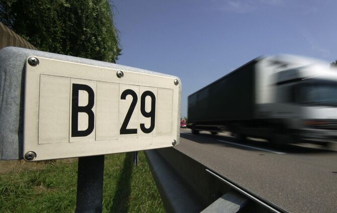 Auf der B29 ereignete sich am Montagabend (04.05.) ein Unfall (Symbolfoto).