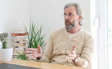 Männercoach Michael Sudahl: "Es braucht ein neues Männerbild. Wir sollten mit patriarchalen Vorbildern brechen."