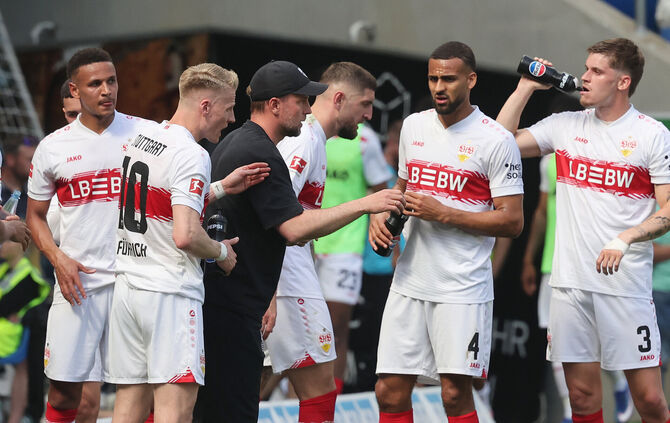 VfB-Trainer Sebastian Hoeneß im Gespräch mit seinen Profis.