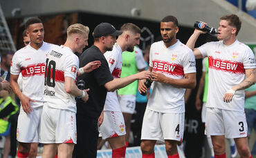 VfB-Trainer Sebastian Hoeneß im Gespräch mit seinen Profis.