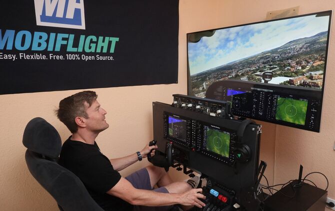 Sebastian Möbius in seinem eigenen Heim-Cockpit: Hier fliegt er über Waiblingen.