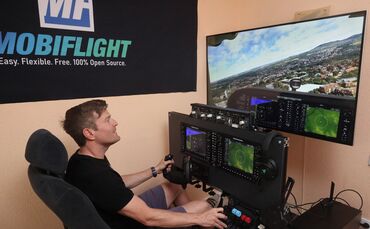 Sebastian Möbius in seinem eigenen Heim-Cockpit: Hier fliegt er über Waiblingen.