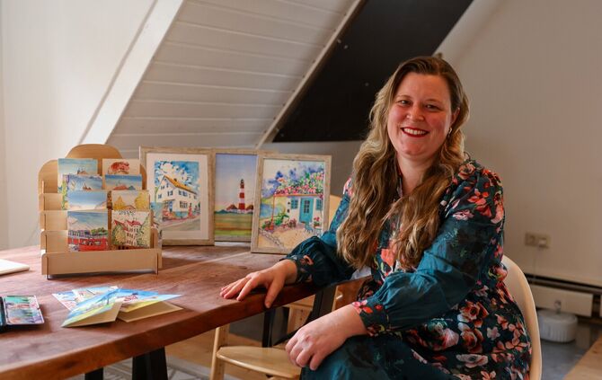 Die Malerin Maria Hoyer aus Plüderhausen druckt ihre Motive auf Karten aus besonderem Papier.