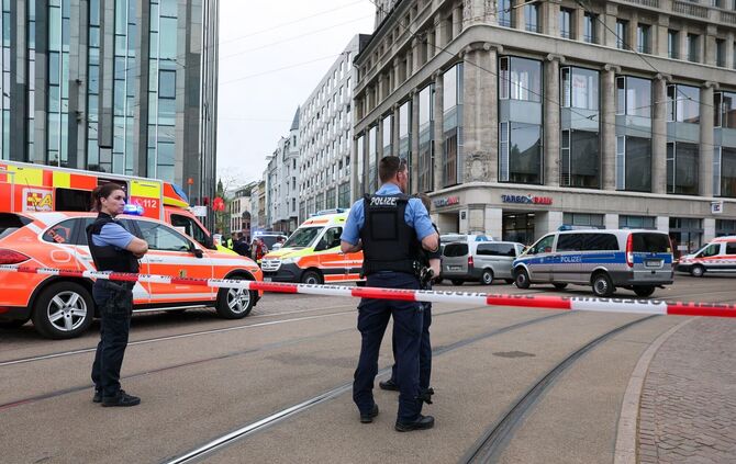 Auto in Leipzig in Menschengruppe gefahren