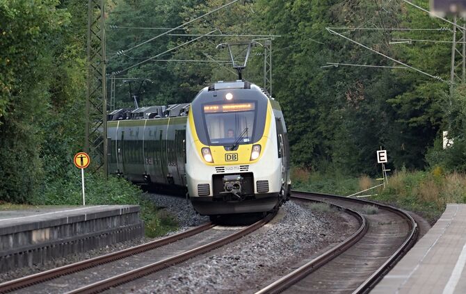 Ein Zug der „Murrbahn“ fährt durch Schwaikheim (Symbolfoto).