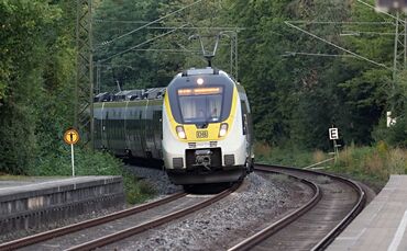 Ein Zug der „Murrbahn“ fährt durch Schwaikheim (Symbolfoto).