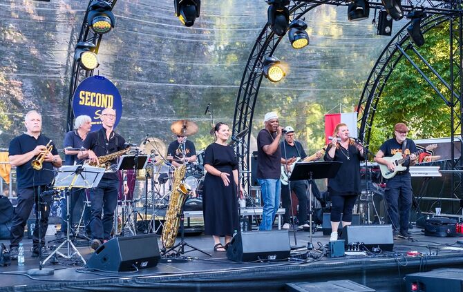 Second Sun gastieren zum ersten Mal bei Kultur am See im Ziegeleiseebad Schorndorf.