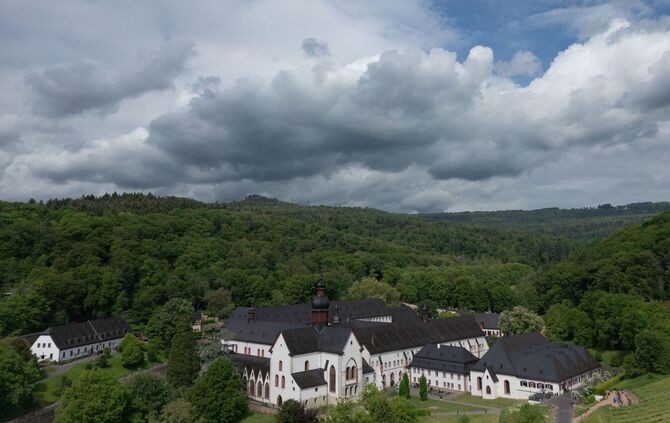Dunkle Wolken über Kloster Eberbach