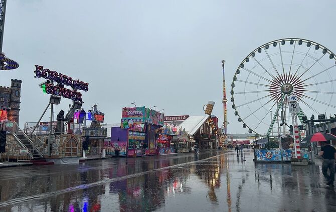 Graue Wolken über dem Stuttgarter Frühlingsfest.