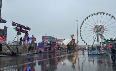 Graue Wolken über dem Stuttgarter Frühlingsfest.
