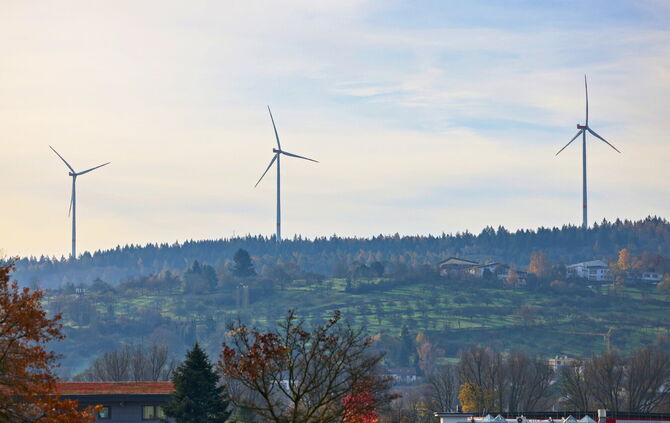 Der Windpark Goldboden im Schurwald oberhalb von Winterbach (Archivbild).