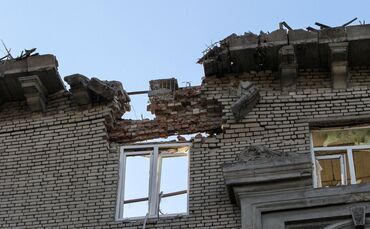 Kriegsschäden in Dnipro, Ukraine, nach russischem Beschuss. Bröselt derzeit auch die globale Sicherheitsarchitektur?