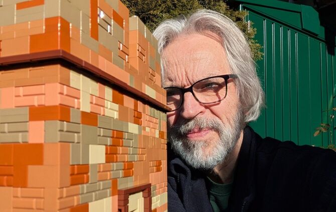 Martin Schaal hinter seinem Legomodell.