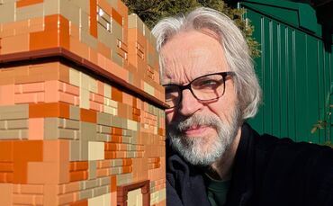 Martin Schaal hinter seinem Legomodell.