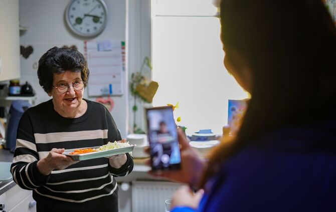 Oma kocht, Vanessa filmt - wie lange die zwei noch Videos machen, hängt ganz davon ab, wie lange Annemarie noch möchte.