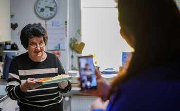 Oma kocht, Vanessa filmt - wie lange die zwei noch Videos machen, hängt ganz davon ab, wie lange Annemarie noch möchte.