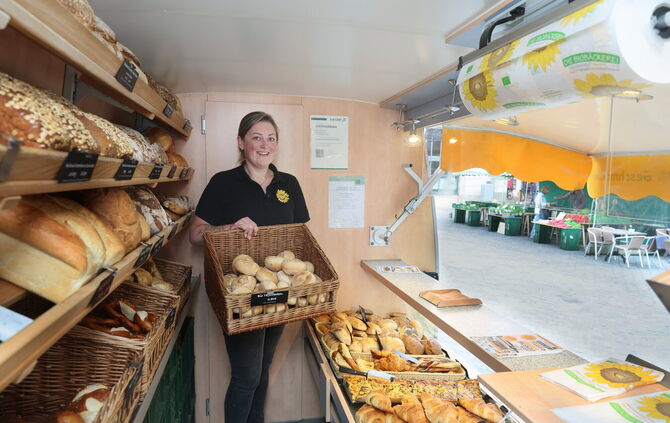 Bröt, Brötchen und süße Stückchen in Bio-Qualität werden am Stand der Bäckerei Bläse verkauft.