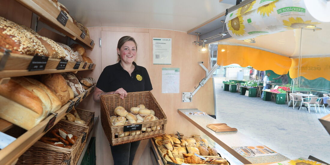 Bröt, Brötchen und süße Stückchen in Bio-Qualität werden am Stand der Bäckerei Bläse verkauft.