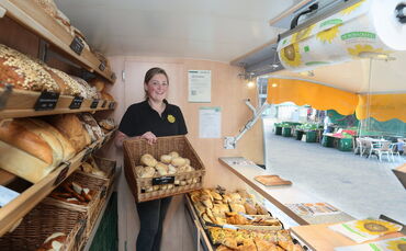 Brot, Brötchen und süße Stückchen in Bio-Qualität werden am Stand der Bäckerei Bläse verkauft.