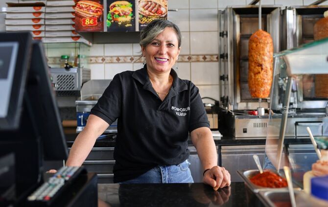 Yasemin Ugur, Mitarbeiterin im "Bosporus Kebap" in Waiblingen. Auch dort gab es zuletzt eine Preisaktion bei Döner und Pizza.