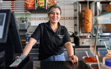 Yasemin Ugur, Mitarbeiterin im "Bosporus Kebap" in Waiblingen. Auch dort gab es zuletzt eine Preisaktion bei Döner und Pizza.