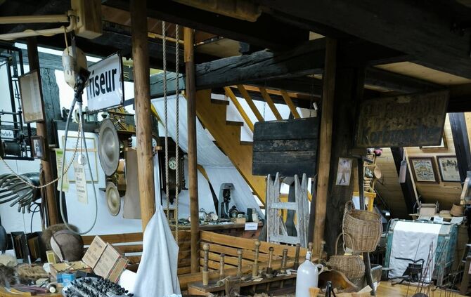 Blick in das Dorf- und Heimatmuseum Winterbach mit historischen Exponaten und alter Friseurausstattung.