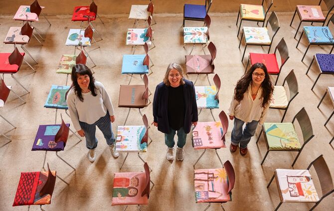 Julia Schmutz, Barbara Kastin, Marla Bernhard von der Kunstschule Winnenden zwischen den Werken von Nachwuchskünstlerinnen und -