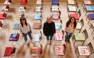 Julia Schmutz, Barbara Kastin, Marla Bernhard von der Kunstschule Winnenden zwischen den Werken von Nachwuchskünstlerinnen und -