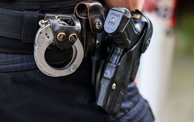 Polizist mit Waffe