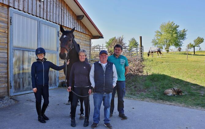 Auf dem  Zillhardtshof in Waiblingen-Hohenacker von Volker Lidle (rechts) haben Renate Gohr-Bimmel und Jürgen Bimmel ein neues D