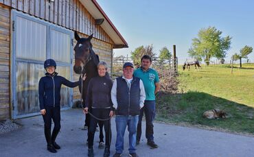 Auf dem  Zillhardtshof in Waiblingen-Hohenacker von Volker Lidle (rechts) haben Renate Gohr-Bimmel und Jürgen Bimmel ein neues D