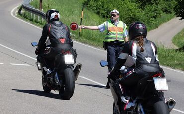 Die Sulzbacher Steige galt lange als Rennstrecke. Vorrichtungen an der Straße, die zum Bremsen animieren sollen, sind für andere