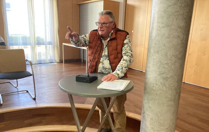 Wolfgang Kölz wieder mal am Redepult in der Fragerunde des Gemeinderats.