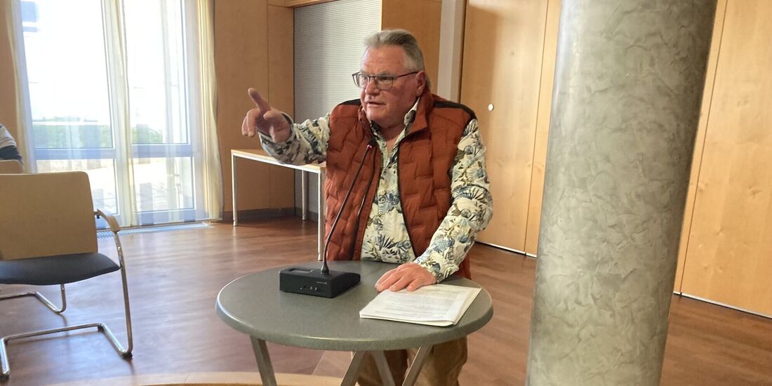 Wolfgang Kölz wieder mal am Redepult in der Fragerunde des Gemeinderats.