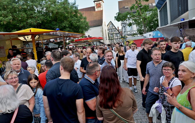 Das Epizentrum des Altstadtfests bei FSV und Feuerwehr am Rathausplatz.