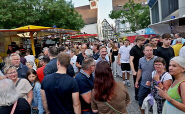 Das Epizentrum des Altstadtfests bei FSV und Feuerwehr am Rathausplatz.