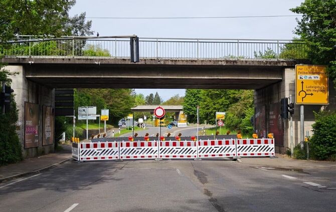 Die Deutsche Bahn saniert die Eisenbahnbrücke an der Talstraße, weshalb dort die Straße zeitweise gesperrt wurde.