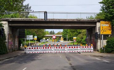 Die Deutsche Bahn saniert die Eisenbahnbrücke an der Talstraße, weshalb dort die Straße zeitweise gesperrt wurde.