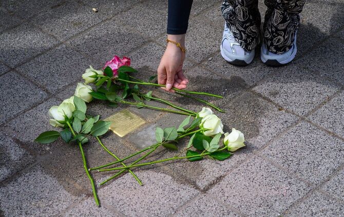 Zum Gedenken an die NS-Opfer legte die Klasse Blumen nieder. (Symbolbild)