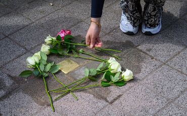 Zum Gedenken an die NS-Opfer legte die Klasse Blumen nieder. (Symbolbild)