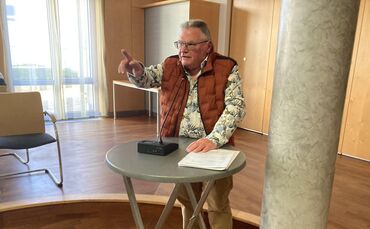 Wolfgang Kölz wieder mal am Redepult in der Fragerunde des Gemeinderats.