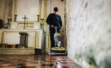 Für die Mosaikfliesen auf dem Boden im Innenbereich der Kapelle kommt die 
kompakte, handgeführte Scheuersaugmaschine K-Mop 46 z